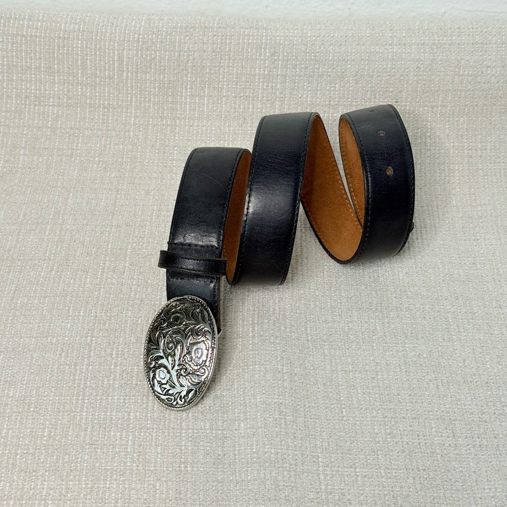 Source Unknown Black Leather Belt with Engraved Silver Floral Oval Buckle - Picture 2 of 6